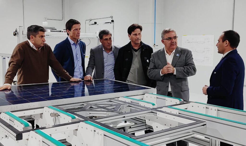 Raúl visitó la fábrica de Paneles Solares en San Juan y se abren perspectivas de trabajo conjunto