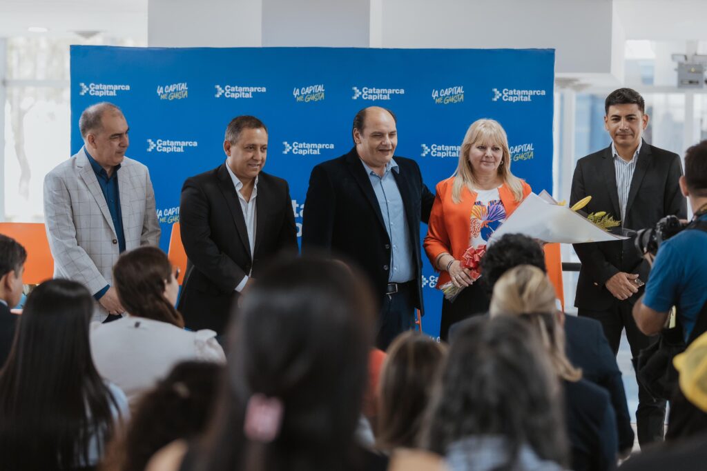 En su décimo Aniversario la Caja de Crédito Municipal hizo entrega del crédito N° 42.000 a un emprendedor