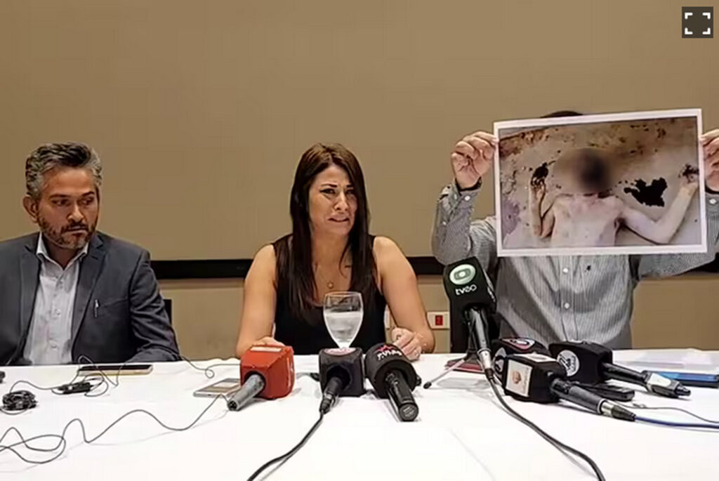 Los hijos de Juan Carlos Rojas y el abogado de la familia, en una conferencia de prensa.