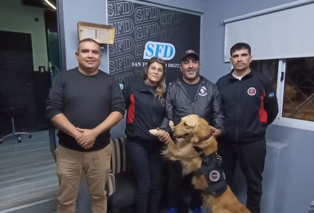 El Comisario Hernán Agüero, la Of. Principal Celeste Pacheco, el Sargento Darío Pioli, el Sargento 1º Claudio Nieto, y junto a ellos, estuvo Apolo