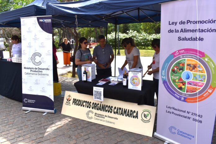 Productores orgánicos exponen y venden productos en la plaza 25 de Mayo