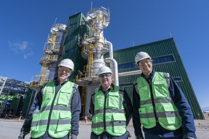 El gobernador Raúl Jalil y el Embajador del Reino Unido visitaron el proyecto Fénix (1)