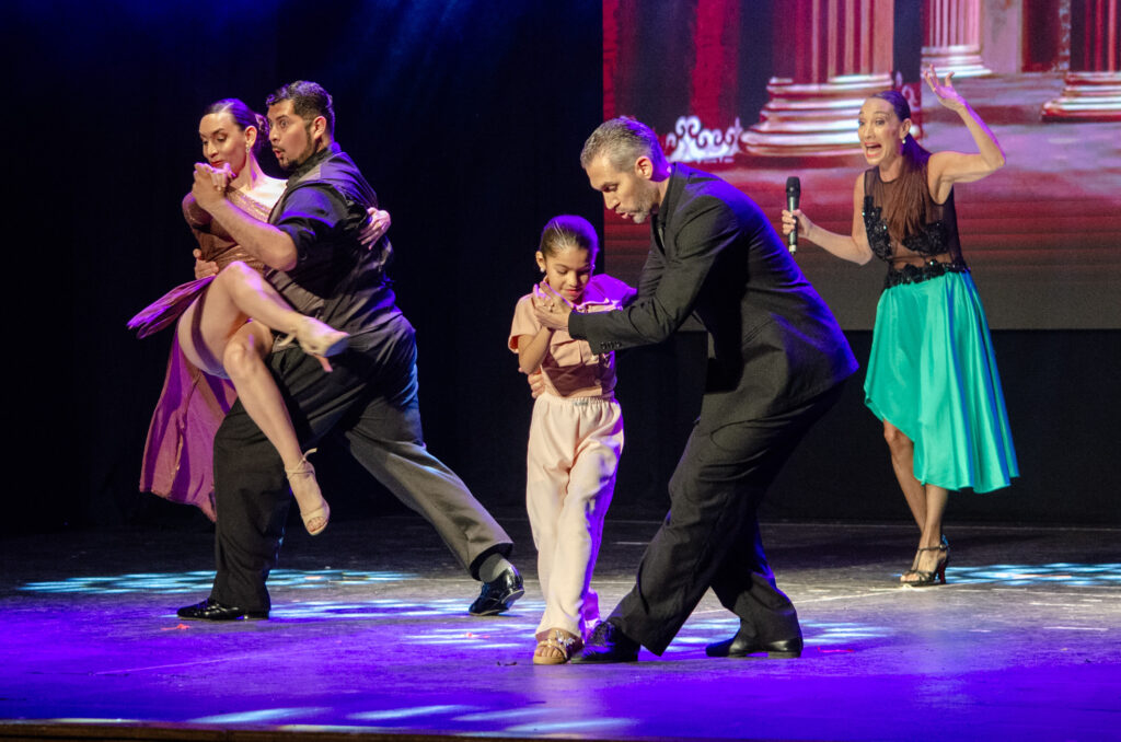 Mora Godoy y La Máquina Tanguera brillaron en la Feria del Libro