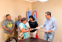 El intendente Andrada entregó escrituras a vecinos del Barrio La Paz