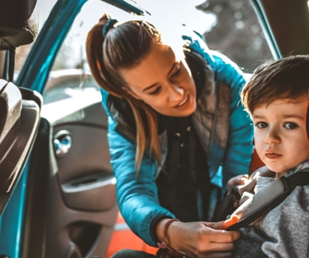 Los niños deben estar correctamente asegurados para circular en autos