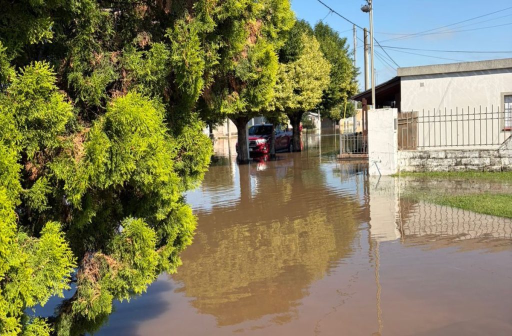 Llaryora se comunicó con intendentes del este provincial y envía asistencia a las zonas afectadas