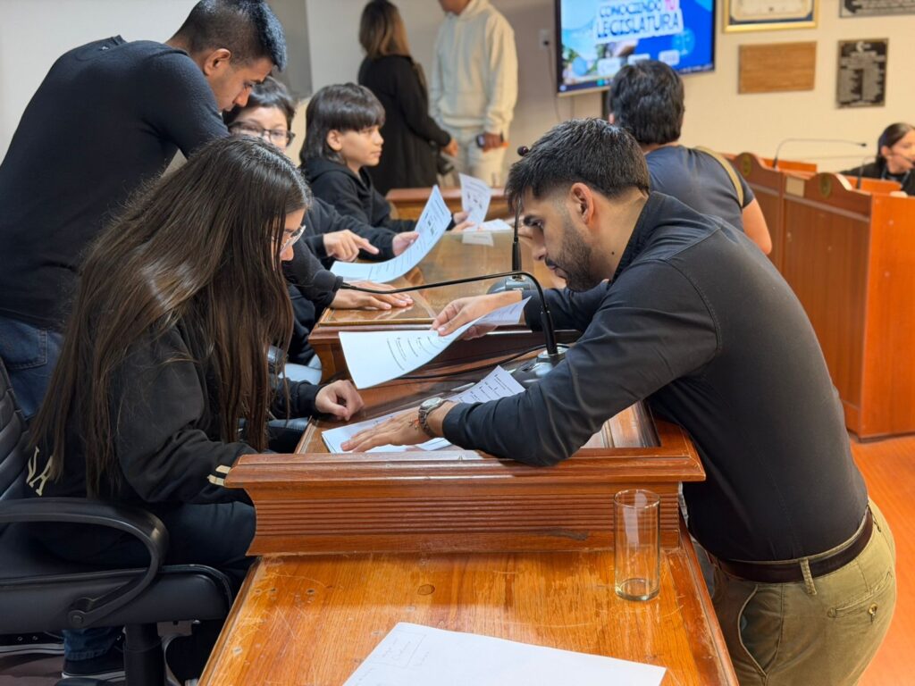 Tiago Puente presentó un proyecto integral para prevenir el bullying, el grooming y las violencias digitales en Catamarca
