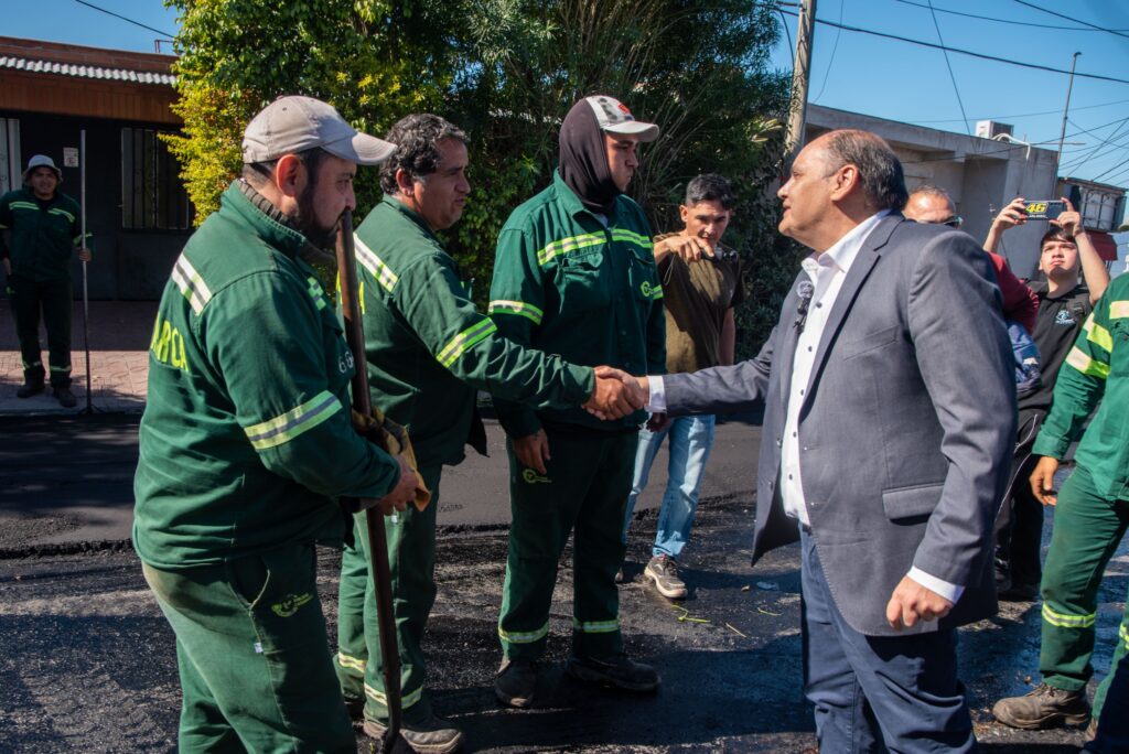 Gustavo y Raúl supervisaron la obra de repavimentación en la avenida Gobernador Correa