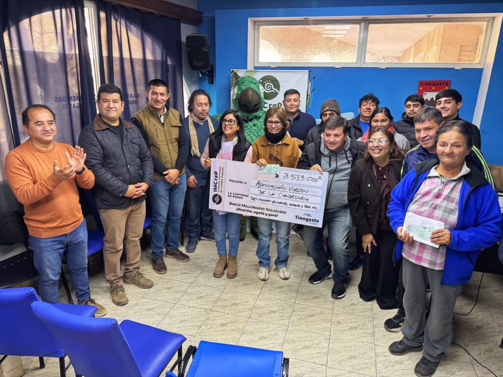 Entrega de los premios del Bingo Millonario Solidario realizado en Copacabana