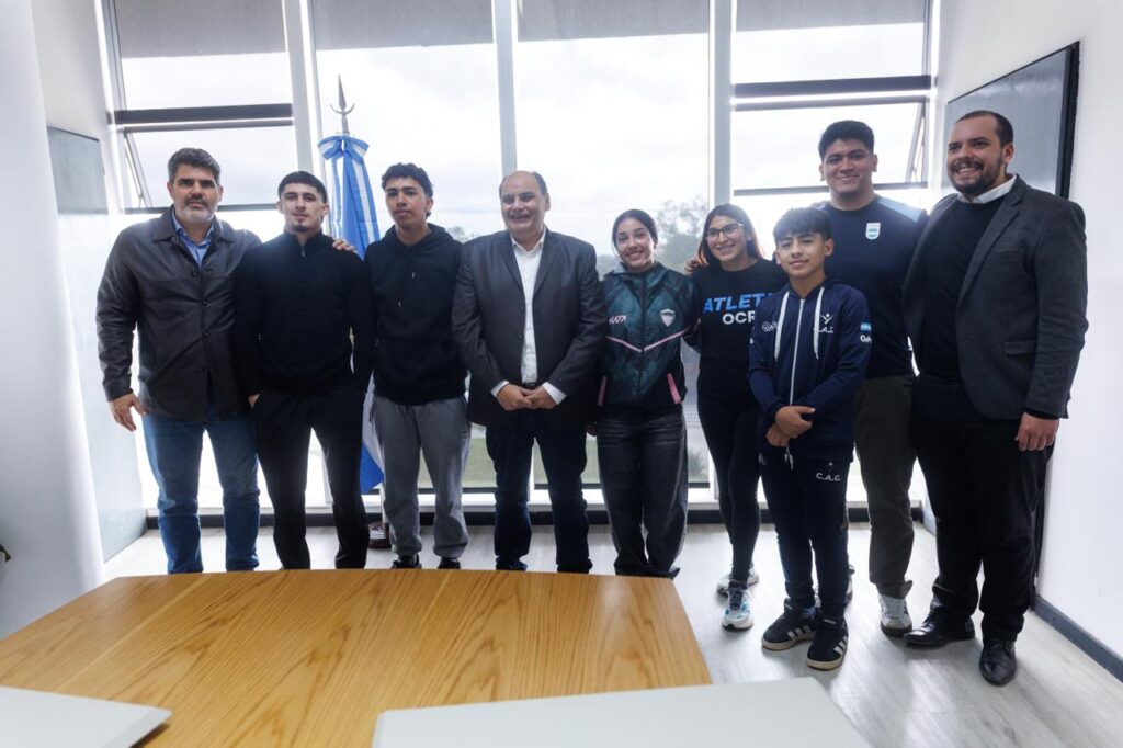 Gustavo recibió a reconocidos deportistas catamarqueños
