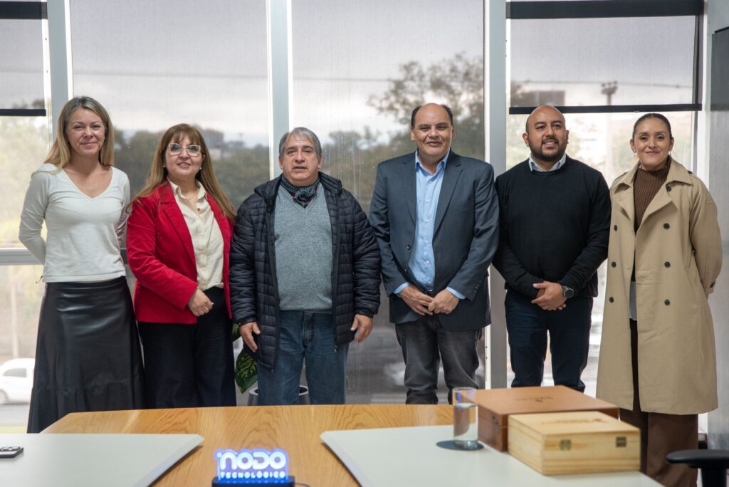 Gustavo reconoció a un empleado municipal por sus 41 años de servicios