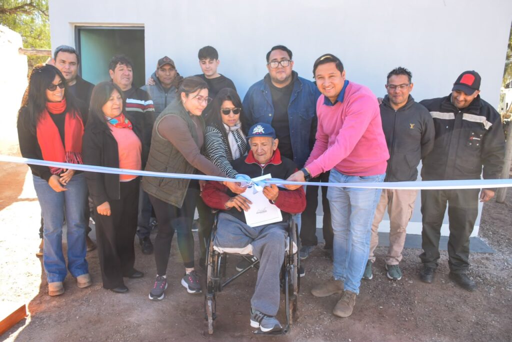 El intendente Andrada entregó un mejoramiento habitacional a un vecino del barrio La Paz
