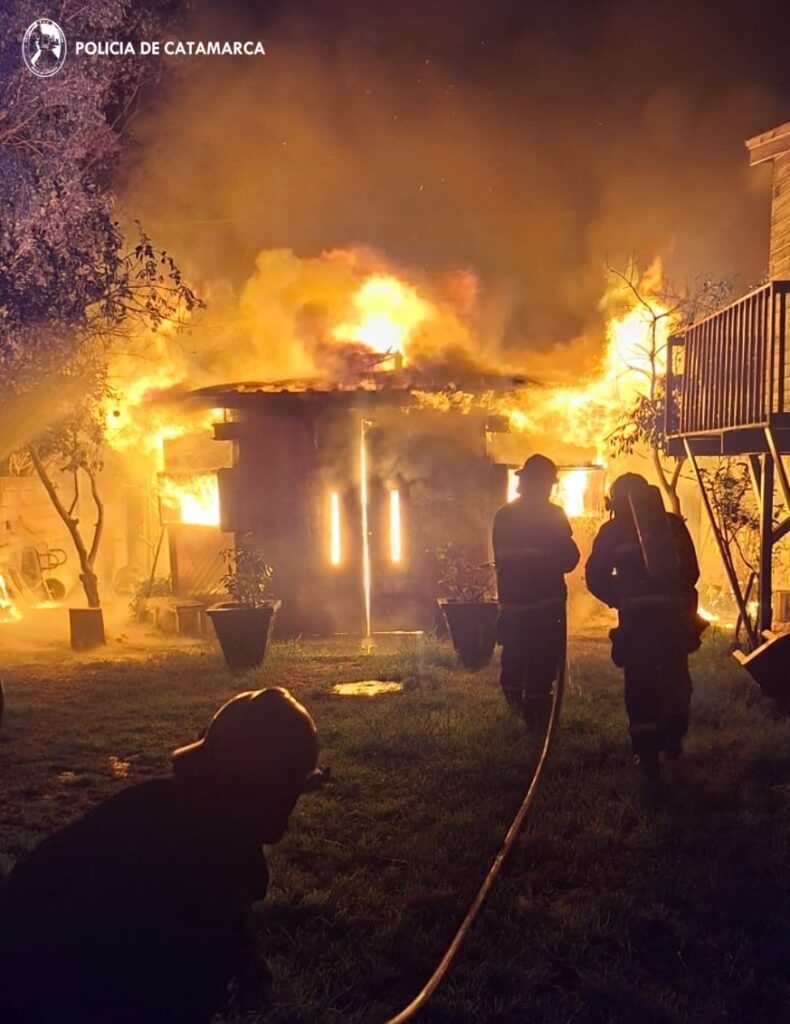 Incendio destruyó por completo una vivienda prefabricada en la Capital