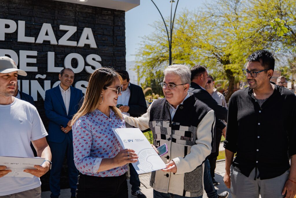 Más de 40 familias de Saujil recibieron las escrituras de sus viviendas