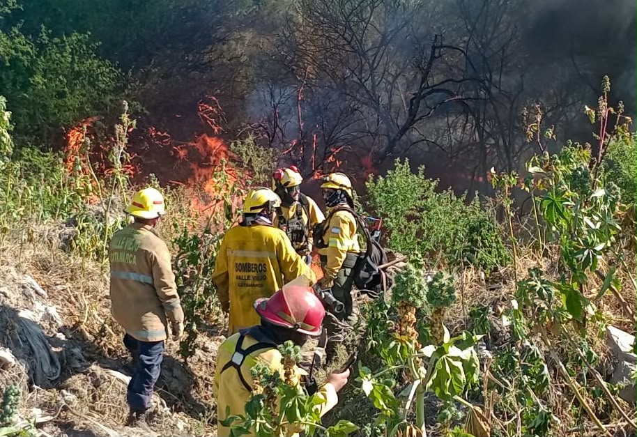 Continúan los operativos de combate y contención de incendios forestales