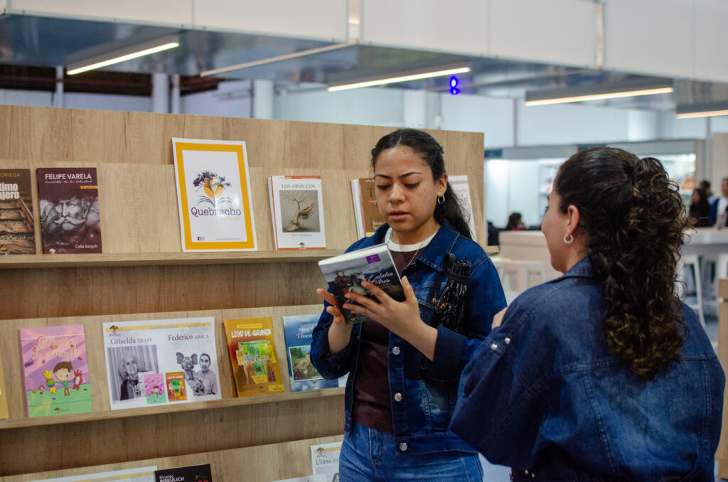 La Feria del Libro de Catamarca se despide con Eugenia Zicavo, Santiago Siri y Fabiana Cantilo